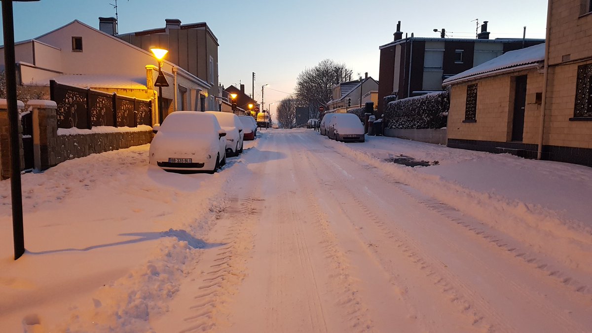 RBM99_6's tweet photo. Le Bassin Minier sous la neige sur #Lens, #Avion et #Mericourt.

Soyez prudent dans vos déplacements.

📷 Christophe Billoir (@AggloLensLievin). #Neige #Verglas https://t.co/vHWvuumo06
