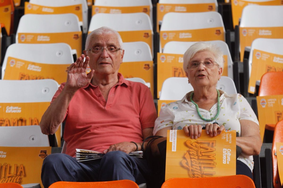valenciabasket's tweet photo. 🧡😔

Valencia Basket Club lamenta la pérdida de Francisco Ripoll, abonado histórico del club, y entrenador de nuestras categorías de formación hace unos años.

Francisco, apasionado del baloncesto, era habitual de la Fonteta junto a su mujer, Amparo, que también nos dejó hace pocos años. 

Desde toda la Familia Taronja queremos mandar un abrazo gigante a toda su familia y amigos, especialmente a sus hijos, habituales de nuestras gradas 🧡