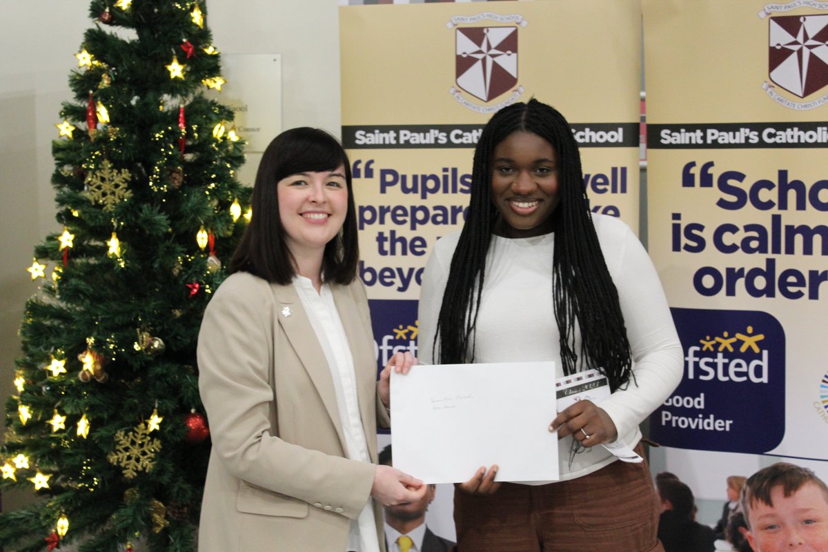 Former #students and their #families were welcomed back to @StPaulsRCHigh for a special Certificate and Awards Presentation where they received their exam certificates. Read more about the presentation southside.media/saint-pauls-ce… @CllrETaylor