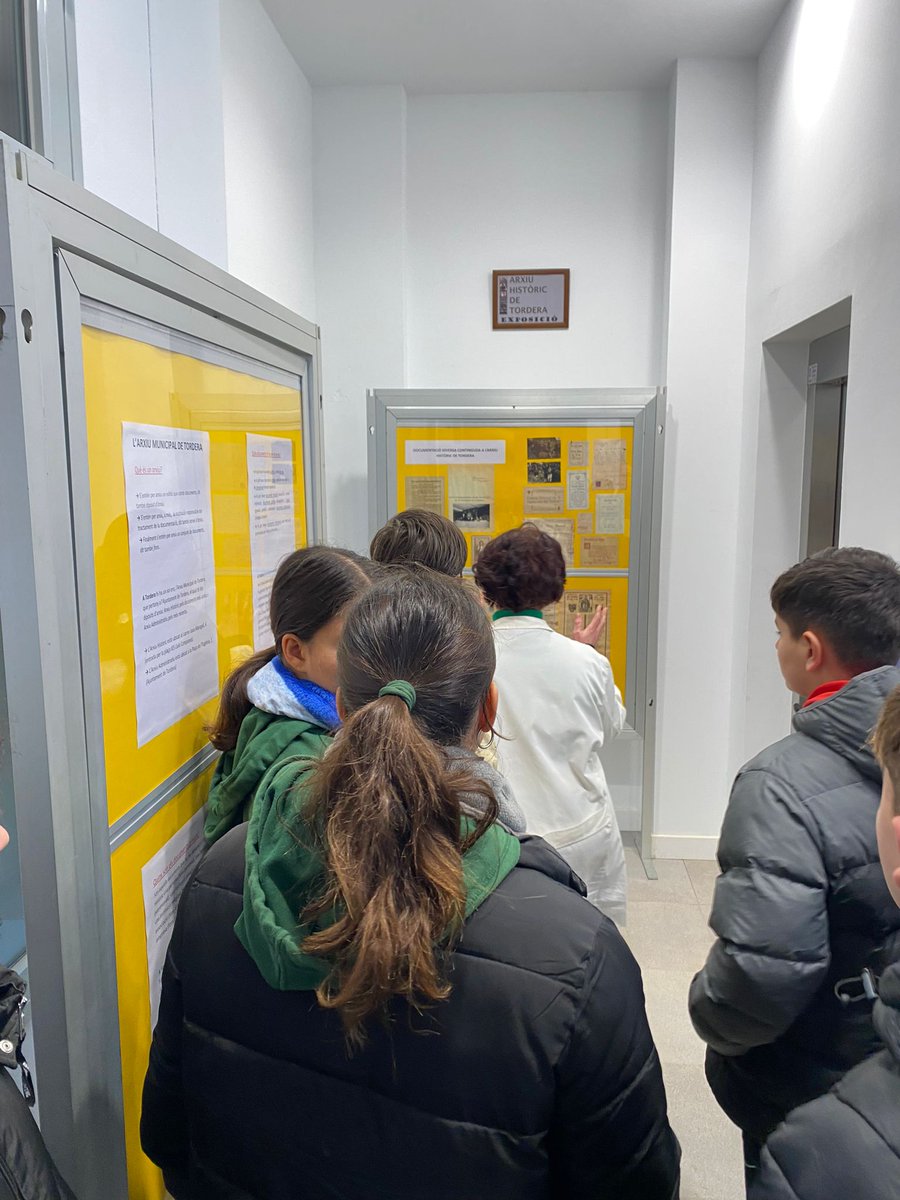 Aj_Tordera's tweet photo. 📜📑Continua l'activitat a l'Arxiu Històric Municipal-Espai Prudenci Bertrana. 

👥Aquest matí, alumnes de l'@escolabrianxa  han pogut conèixer més a fons l'equipament cultural i han descobert els diferents fons patrimonials classificats.

#TorderaSomriu #Tordera https://t.co/kVP2Ts0w9V