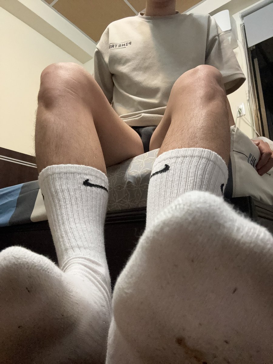 想聞嗎？可以來用力聞
早上健身 上班一整天
真的很好聞🥵🥵🥵

＃白襪 #長襪 #腿控 #原味襪子 #Nike