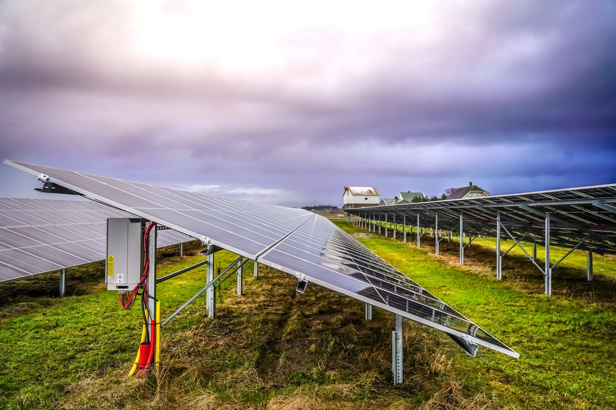 Avinor har besluttet å bygge solcellepaneler på Kristiansand lufthavn, Kjevik. Solcellene er simulert til å ha en årlig produksjon på 444 MWh. Kjevik vil da produsere fornybar strøm tilvarende 10-15 prosent av eget forbruk.