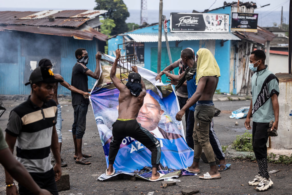 An overnight curfew has been imposed in the Comoros after violent protests against President Azali Assoumani's re-election erupted.

Assoumani won a fourth term in power on Tuesday. He secured 63% of the vote, despite a 16% turnout.

bbc.in/3tZxPt3