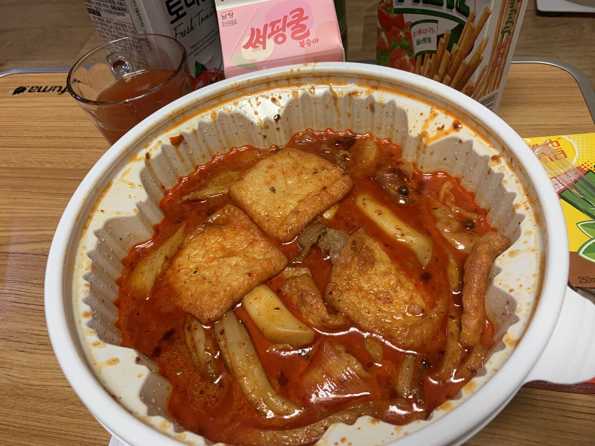 zinhst's tweet photo. 토마토과자+토마토맥주+마라엽떡 https://t.co/LYSvu5gcnx