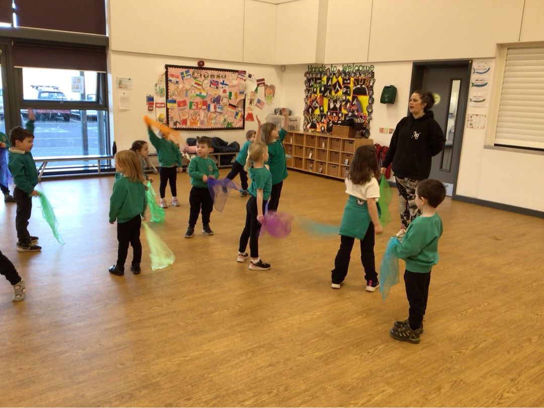 An exciting and energetic Spark day for Beech class to help pupils to engage with and think about their big question 'Why Create?'. Thank you parent and dance teacher, Emma, from DanceBeats for a super session. @PowysPLTeam @lynsmccrohon #LlangorsAspire #LlangorsConnect
