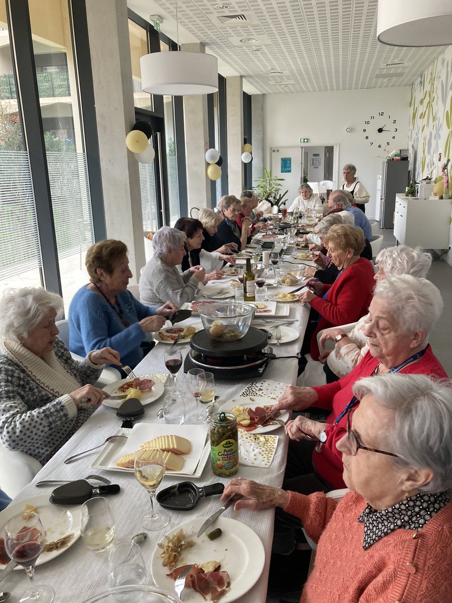 Mardi aux Sénioriales de PESSAC : Raclette Party !!! Du fromage fondant, de la charcuterie en veux tu, en voilà… un délice dans une ambiance conviviale.
Un grand merci à Corinne, Sénioriales de Bruges et à Patricia toujours présente pour aider!! #SeniorialesPessac #bienvieillir