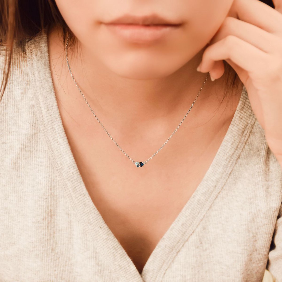 ممنون بابت راهنماییی‌هاتون،
این عکس‌ها برای سایت گرفته شدن که لازم بوده پس‌زمینه سفید داشته باشه.

خیلی‌ها گفته بودید عکس روی بدن با مدل، ولی راستش ما تو این زمینه هم مشکل داریم، این عکسا رو ببینید، همش تو نور خوب و با دوربین عکاسی مناسب گرفته شده، اما نتیجه دلخواه ما رو نداره