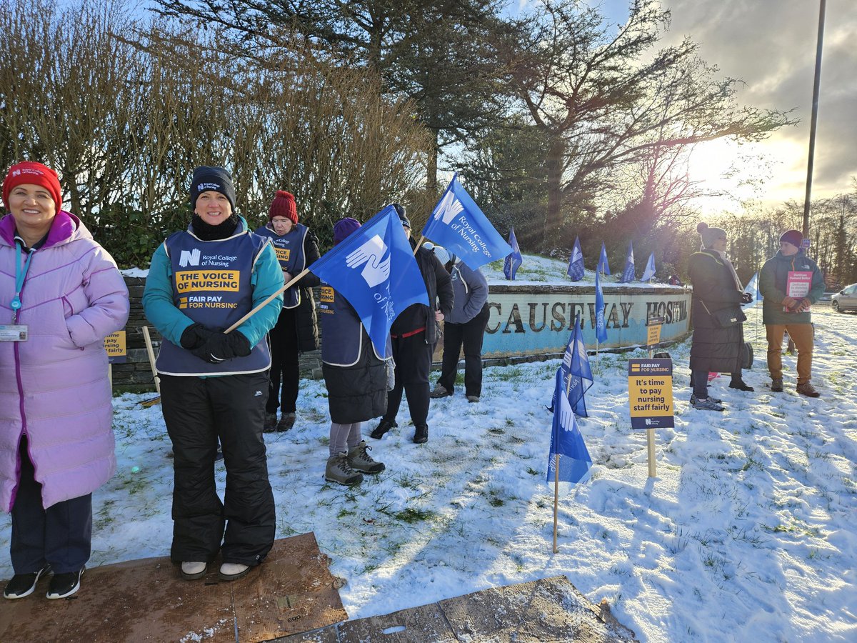 Snowy morning on picker line Causeway Hospital.  Nurses have been very thankful for the support from the public <a href="/RCNNI_NorthernB/">RCN NI Northern Branch 💙</a>