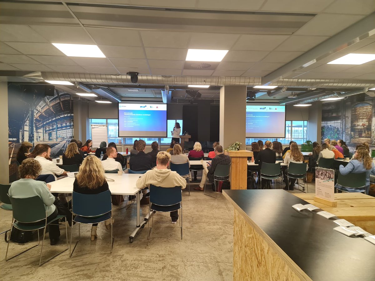 Verwey-Jonker Instituut (@verweyjonkerins) on Twitter photo Vandaag is de slotconferentie ‘Arbeidsparticipatie Oekraïense vluchtelingen in Nederland’. <a href="/VerweyJonkerIns/">Verwey-Jonker Instituut</a>, <a href="/OporaFoundation/">Opora Foundation</a>, @RegioplanBV en <a href="/openembassynl/">openembassynl</a> delen kennis over hun onderzoeken op dit onderwerp, gefinancierd door @InstituutGak.
Lees meer ➡️verwey-jonker.nl/publicatie/hoe… Vandaag is de slotconferentie ‘Arbeidsparticipatie Oekraïense vluchtelingen in Nederland’. <a href="/VerweyJonkerIns/">Verwey-Jonker Instituut</a>, <a href="/OporaFoundation/">Opora Foundation</a>, @RegioplanBV en <a href="/openembassynl/">openembassynl</a> delen kennis over hun onderzoeken op dit onderwerp, gefinancierd door @InstituutGak.
Lees meer ➡️verwey-jonker.nl/publicatie/hoe…