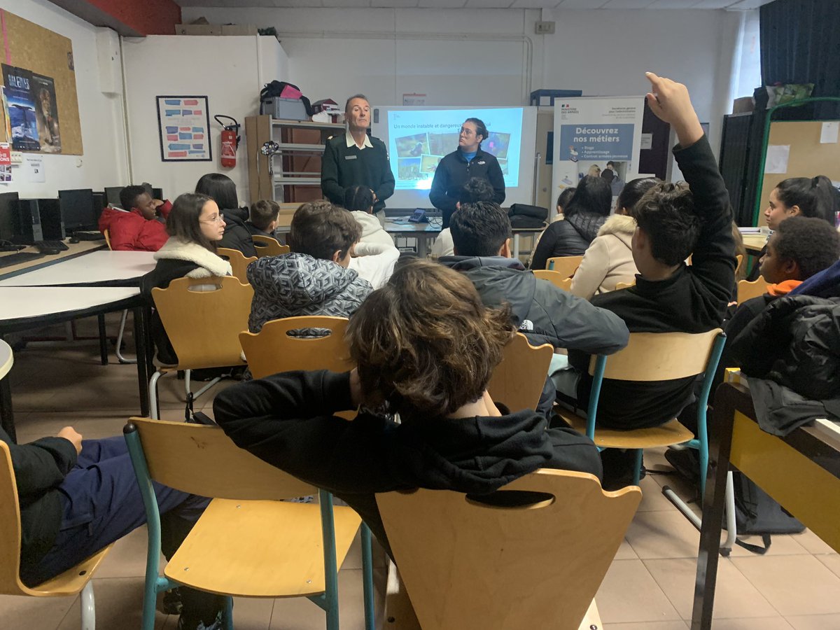 Journée de l’engagement citoyen au Collège Mallarmé : un grand bravo à Mme Babou et aux classes défense pour l’organisation et la rencontre de nombreux acteurs locaux pour susciter l’engagement :
✅marins-pompiers
✅armée de terre
✅Airbus helicopters
✅ONACVG
✅police nationale