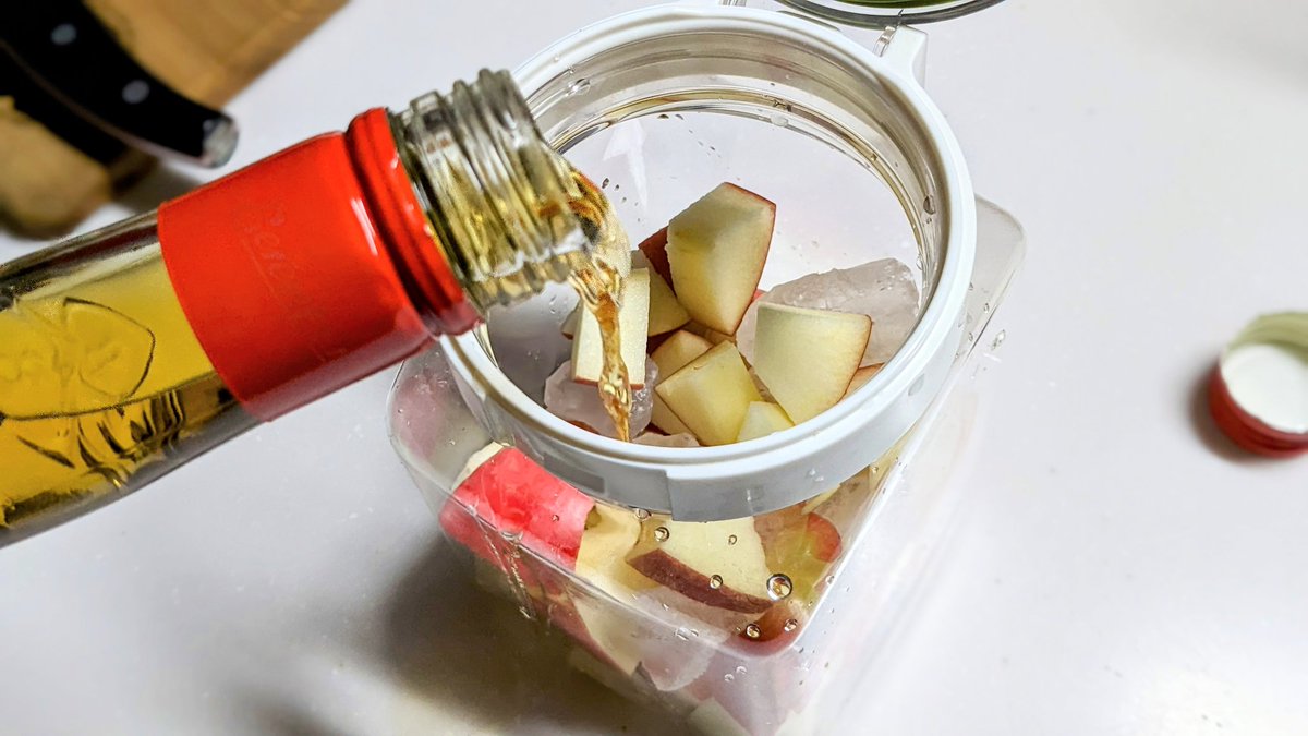 kita0244's tweet image. 「ウイスキーにリンゴを漬け込んで飲むとめちゃくちゃ美味い！！」という情報をいただいたので、早速試しています🍎
材料はアップルバーボン、リンゴ、氷砂糖適量。
今日から漬け込んで、飲めるのは10日後！冷蔵庫にぶちこんできます！
これは楽しみ！！！