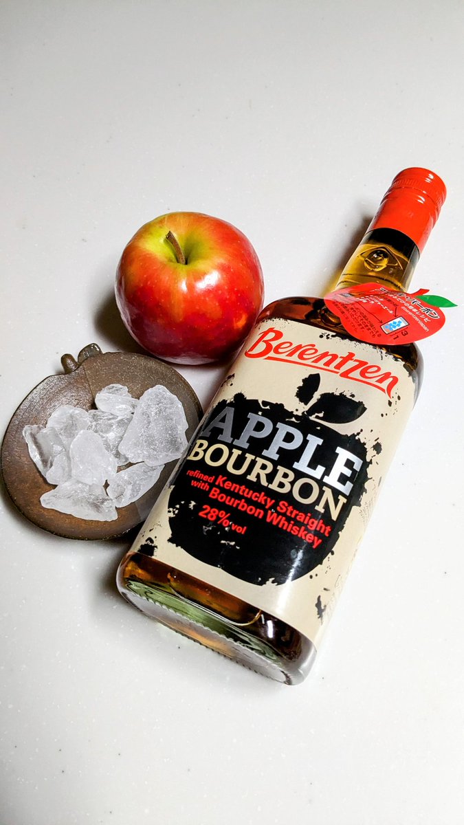 kita0244's tweet image. 「ウイスキーにリンゴを漬け込んで飲むとめちゃくちゃ美味い！！」という情報をいただいたので、早速試しています🍎
材料はアップルバーボン、リンゴ、氷砂糖適量。
今日から漬け込んで、飲めるのは10日後！冷蔵庫にぶちこんできます！
これは楽しみ！！！