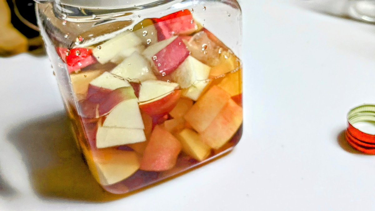 kita0244's tweet image. 「ウイスキーにリンゴを漬け込んで飲むとめちゃくちゃ美味い！！」という情報をいただいたので、早速試しています🍎
材料はアップルバーボン、リンゴ、氷砂糖適量。
今日から漬け込んで、飲めるのは10日後！冷蔵庫にぶちこんできます！
これは楽しみ！！！