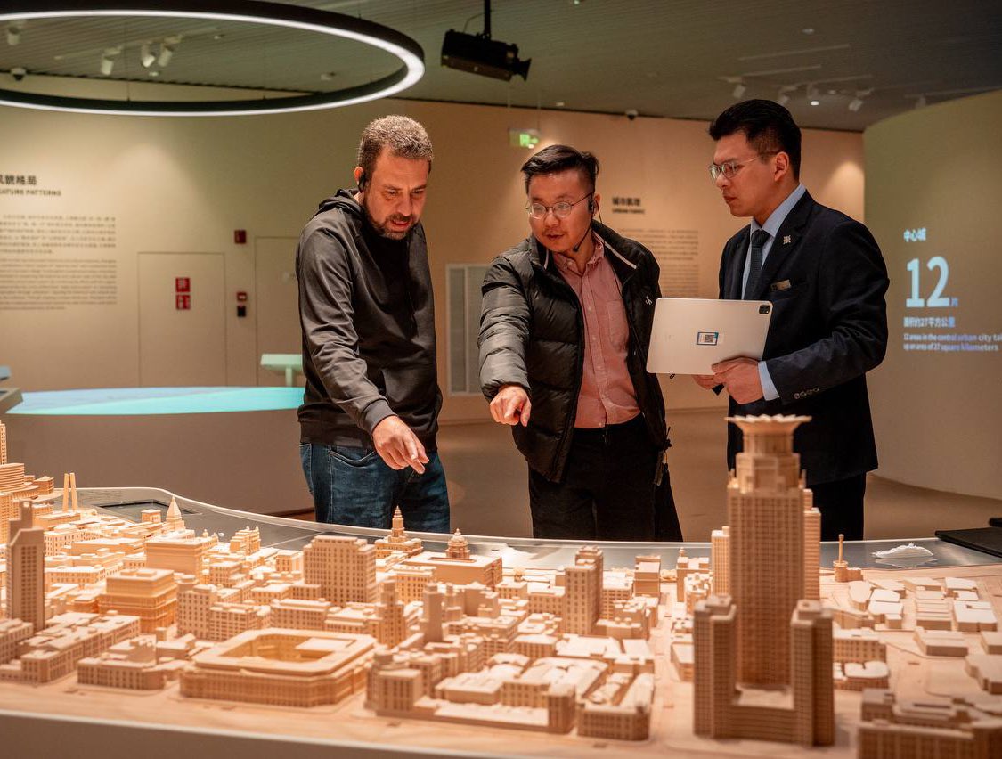 GuilhermeBoulos's tweet photo. A China desenvolveu uma tecnologia que pode mudar o tratamento do resíduo orgânico das grandes cidades. A transformação em larga escala do lixo orgânico doméstico em fertilizantes para agricultura tem o tempo reduzido em dez vezes. É um caminho promissor para o tratamento sustentável do lixo, com geração de renda para as cidades e as pessoas. Hoje pude conhecer o sistema de coleta seletiva de Xangai e o processo de planejamento da cidade, com foco na integração de dados. É esse caminho de sustentabilidade e inovação que queremos para São Paulo e as cidades brasileiras!