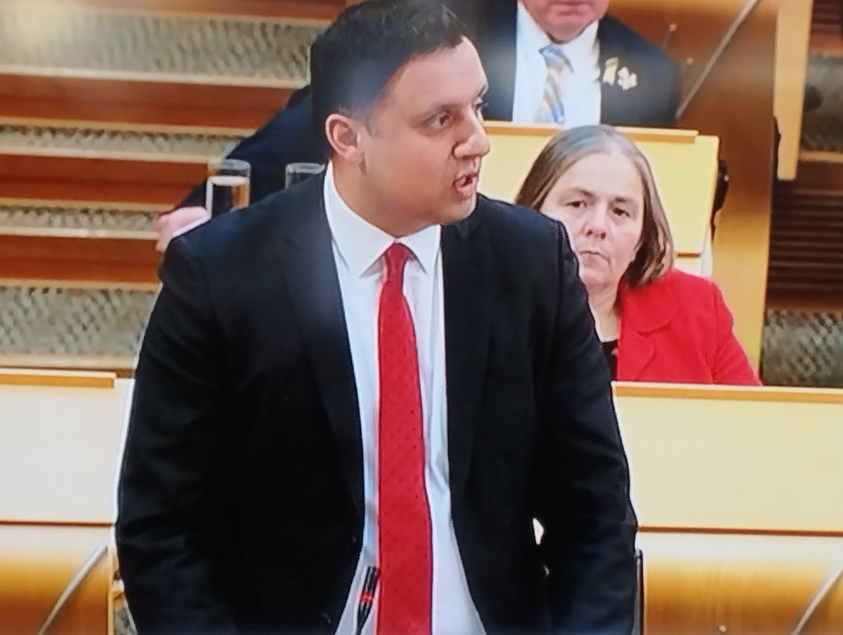 #AnasSarwar manoeuvres a #postal worker into the #XLBullys question, again using standard #Labour tactics of using a member of the public as a political pawn! As did #DouglasRoss! #FMQs
