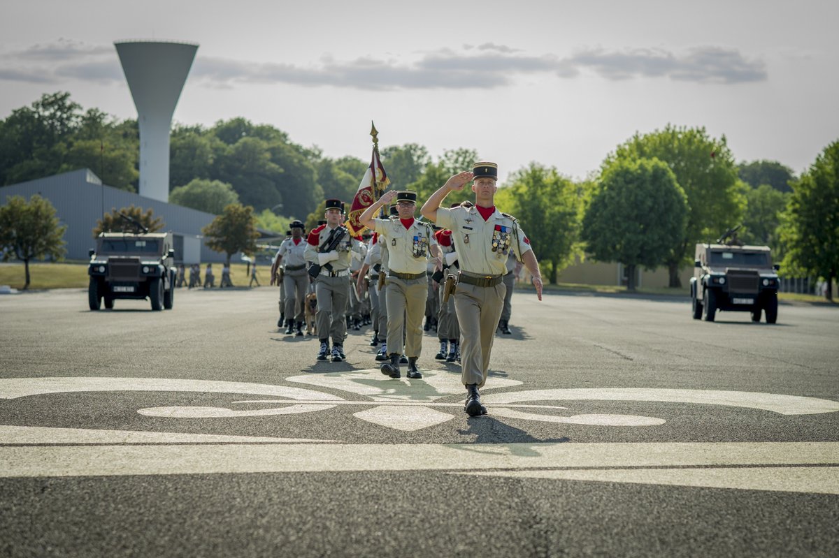 🪖 [#FocusAZNE] 1er Régiment d'Artillerie Le @1er_ra, basé à Bourogne, fournit un appui-feu de précision, assure une interopérabilité avec les forces alliées et protège les soldats déployés. Il se distingue notamment en Bosnie-Herzégovine, en Afghanistan et au Mali.