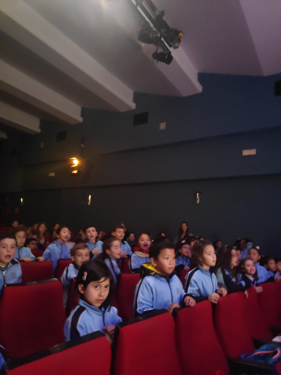 sanjosevalde's tweet photo. 👉Los alumnos de #1EP y #2EP han disfrutado del #teatro🎭 en #Inglés🇬🇧
#SanJosé #Since1878 #colegiosHHCC #EducaciónVicenciana #colegiosconalma #niñosquesonríen #loqueimportaesvivirlo https://t.co/iDVucbvpsv