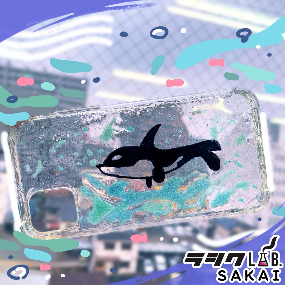 rashikulabsakai's tweet photo. ラシクラボ大阪堺です🎵

今日は利用者さんの手作りスマホケースを紹介します！🙌
シャチのモチーフをケースに直接マッキーで描いて、さらにその上にレジンで海を表現しました🐋
クリエイティブで素晴らしいですね！🌊

\自分ラシク働こう!就労継続支援B型事業所/

#ラシクラボ
#就労支援
#就B https://t.co/RDNPXsQVrN