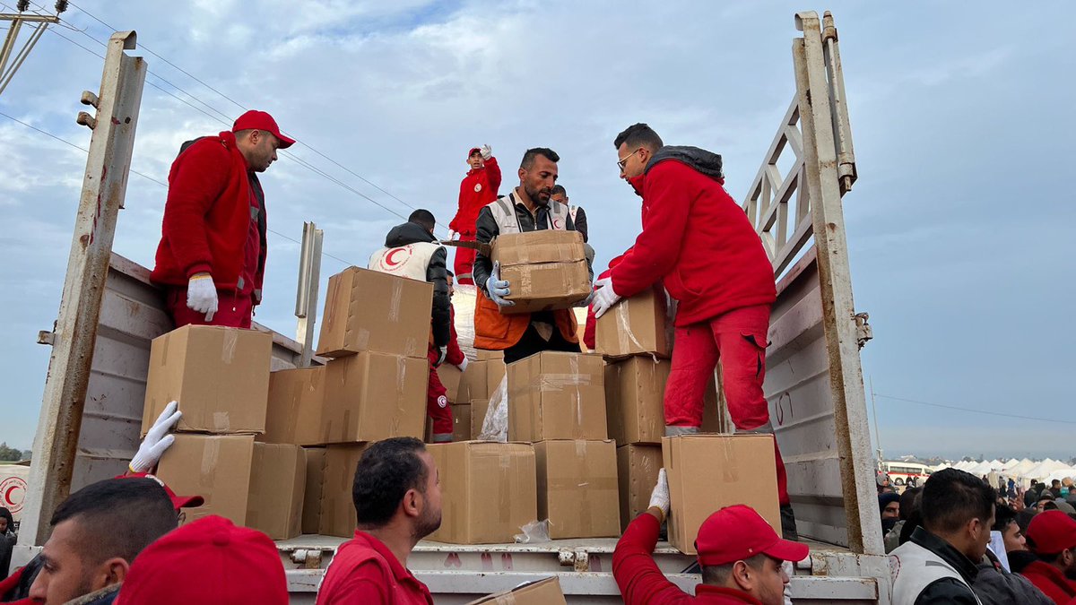 PalestineRCS's tweet photo. 📍PRCS in partnership with the @EG_Red_Crescent has distributed 3,000 #food parcels in the accommodation camp and the Mawasi #KhanYunis area. ⭕️This initiative has directly benefited around 16,000 citizen in #Gaza .
#Humantarians https://t.co/uHZhqJnCKP
