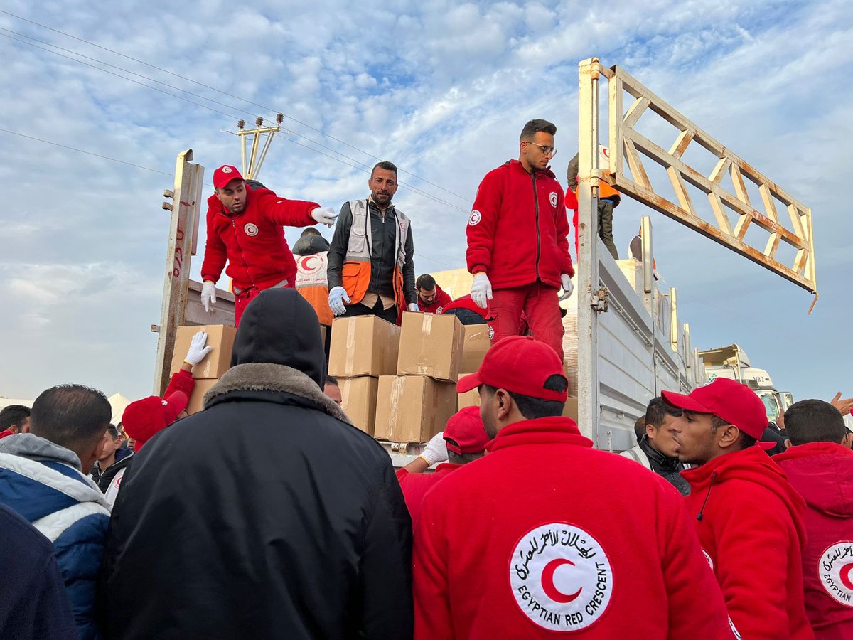 PalestineRCS's tweet photo. 📍PRCS in partnership with the @EG_Red_Crescent has distributed 3,000 #food parcels in the accommodation camp and the Mawasi #KhanYunis area. ⭕️This initiative has directly benefited around 16,000 citizen in #Gaza .
#Humantarians https://t.co/uHZhqJnCKP