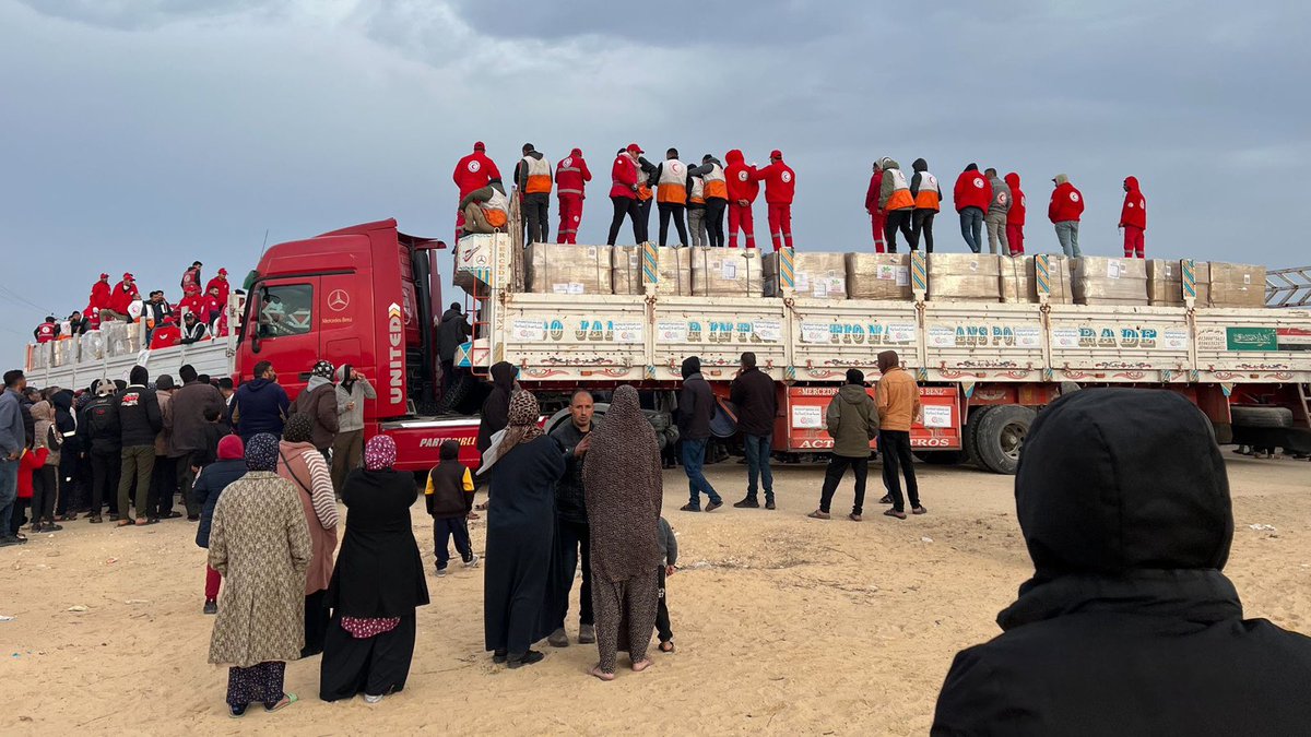 PalestineRCS's tweet photo. 📍PRCS in partnership with the @EG_Red_Crescent has distributed 3,000 #food parcels in the accommodation camp and the Mawasi #KhanYunis area. ⭕️This initiative has directly benefited around 16,000 citizen in #Gaza .
#Humantarians https://t.co/uHZhqJnCKP
