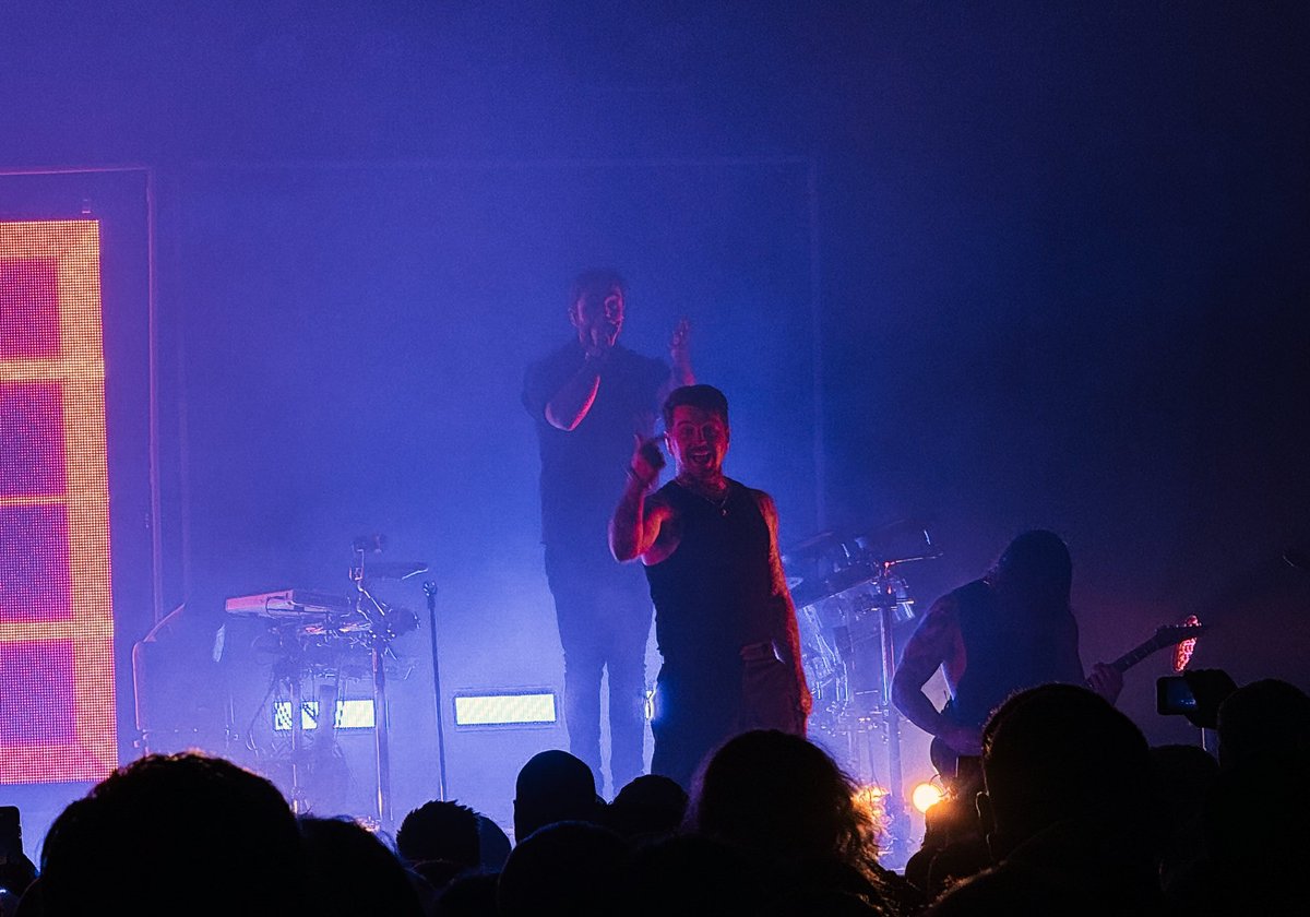 MayneTamer's tweet photo. @burytomorrow putting on another amazing show last night 

@swearboxdj @DanBuryTomorrow @duwasbt @jackobt https://t.co/Hscb5OKWmQ