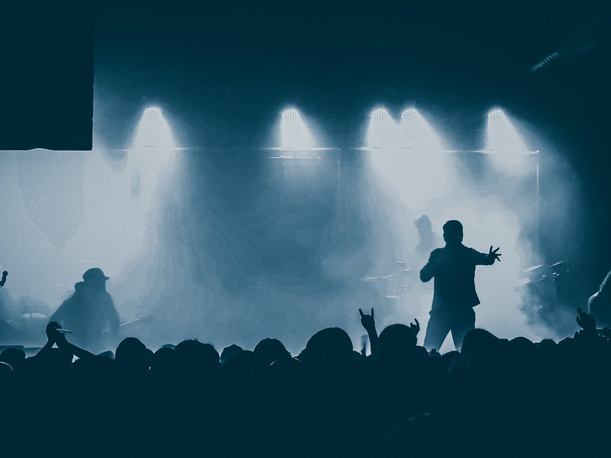 MayneTamer's tweet photo. @burytomorrow putting on another amazing show last night 

@swearboxdj @DanBuryTomorrow @duwasbt @jackobt https://t.co/Hscb5OKWmQ