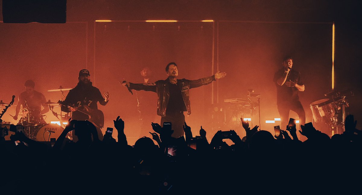 MayneTamer's tweet photo. @burytomorrow putting on another amazing show last night 

@swearboxdj @DanBuryTomorrow @duwasbt @jackobt https://t.co/Hscb5OKWmQ