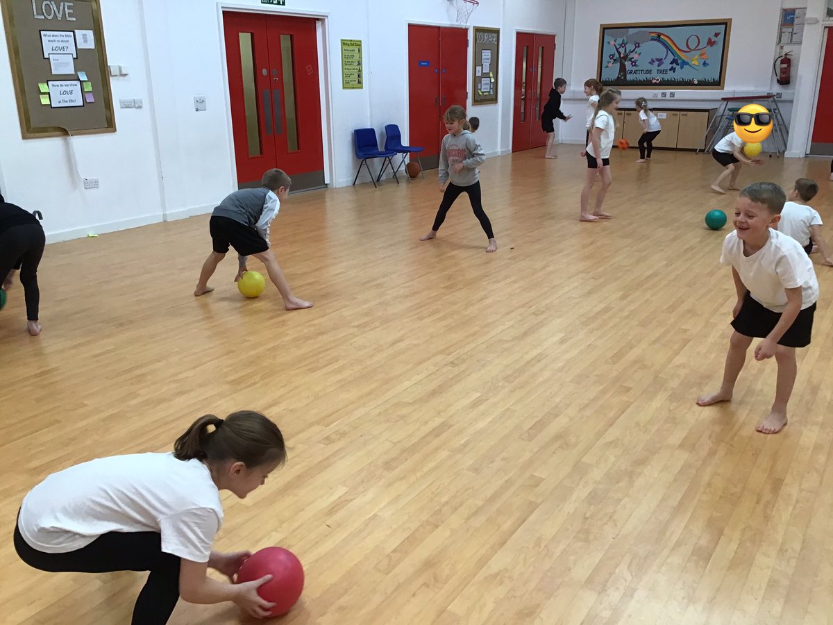 TheEllisY2's tweet photo. In PE we are working hard practising skills for net and wall games. Yesterday was all about returning the ball using catch and return, closed fist or open palm movements 🏀 #GetSet4PE https://t.co/SAI8mkOQAm