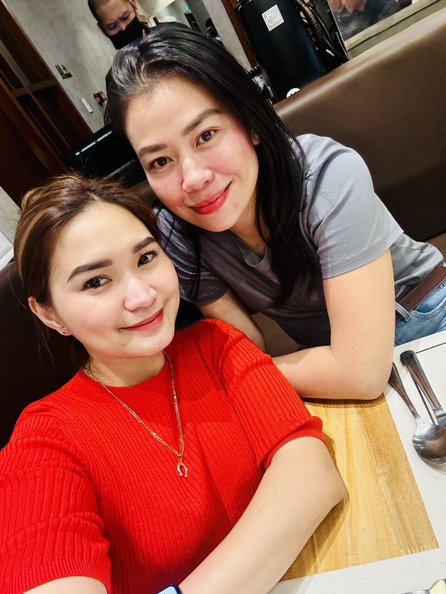 MemyselfMich's tweet photo. Gandang Nilalang ang katabi ko 😘😍 https://t.co/PmgGHa633g