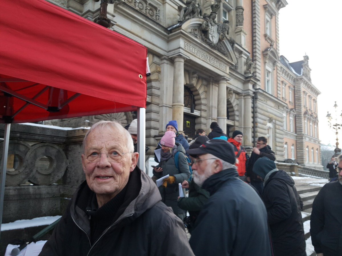 Die Kundgebung in #Hamburg vor dem Landgericht ist auf etwa 100 Personen angewachsen. Auch Prominenz ist da. Kämpferische Reden hörten wir. Jetzt gehen Leute Richtung Saal. 
#Rondenbarg #hh1801 <a href="/rondenbarg_soli/">Gemeinschaftlicher Widerstand</a> @demore