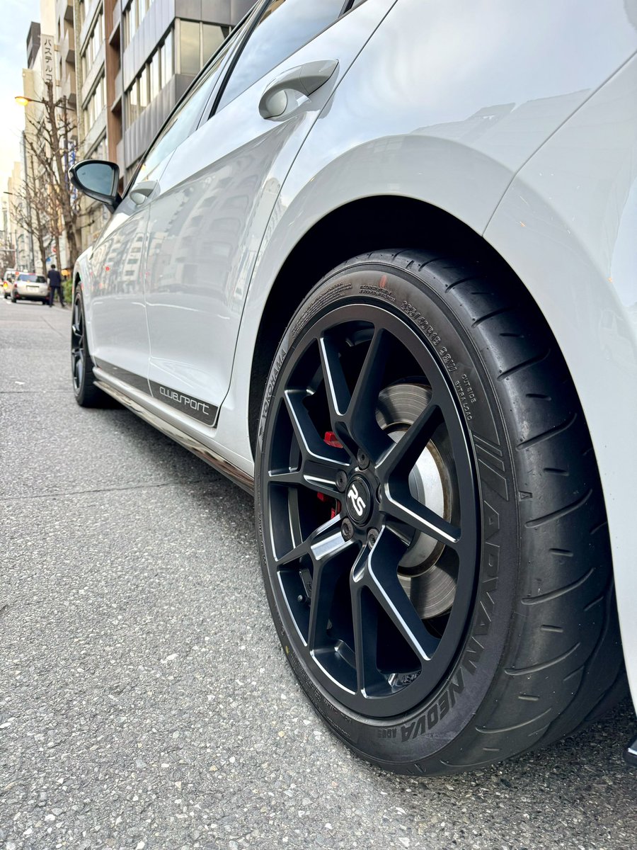 mark0916's tweet photo. ビバ、ホイールチェンジ完了〜(▼▼)b
#マーク金井 #VWゴルフGTIcsトラックエディション #イシカワエンジニアリング #NEUSPEED https://t.co/8WpNfdC2X2