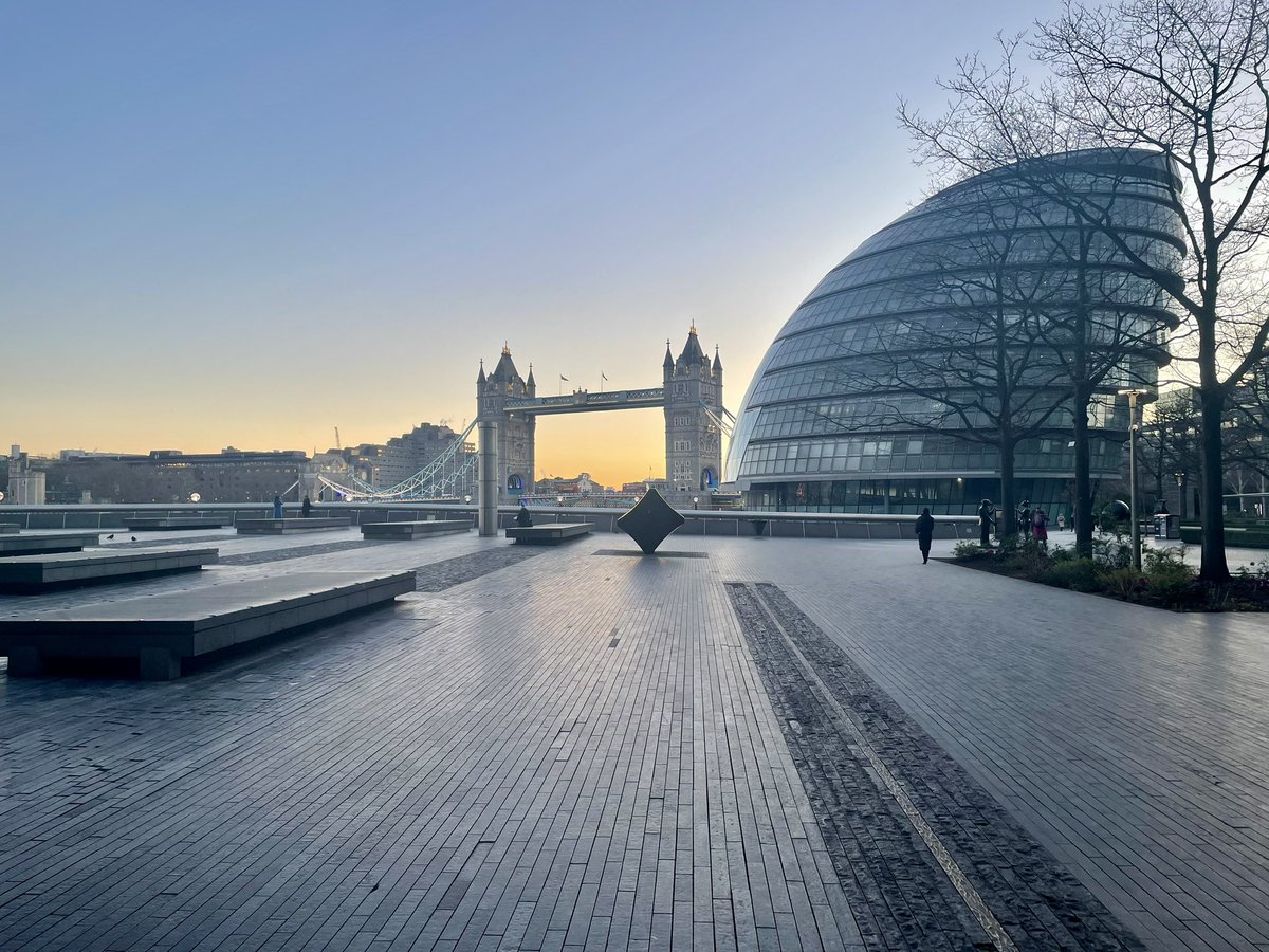 rob_dey's tweet photo. Simply marvellous early walk into work in a freezing #London… https://t.co/s5IY2ticki