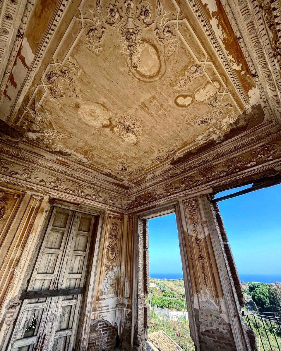 Villa abbandonata in Sicilia. 
#bellezza #beauty #villa #sicilia #meraviglieditalia