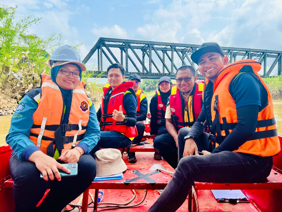 18.01.2024 Menjalankan kerja joint inspection &amp; condition assessment pada struktur jambatan bagi Projek Upgrading of Bridge Linking Rantau Panjang Kelantan, Malaysia &amp; Su-Ngai Kolok, Narathiwat, Thailand. 
<a href="/IPJKR_Official/">JKR Malaysia Rasmi</a> 
<a href="/CawJalanJKR/">Cawangan Jalan JKR Malaysia</a> 
<a href="/CSFJ_JKR/">Cawangan Senggara Fasiliti Jalan (CSFJ)</a> 
<a href="/JKRKelantan/">ᴊᴋʀ ɴᴇɢᴇʀɪ ᴋᴇʟᴀɴᴛᴀɴ</a> 
<a href="/JKR_PASIR_MAS/">JKR PASIR MAS</a>