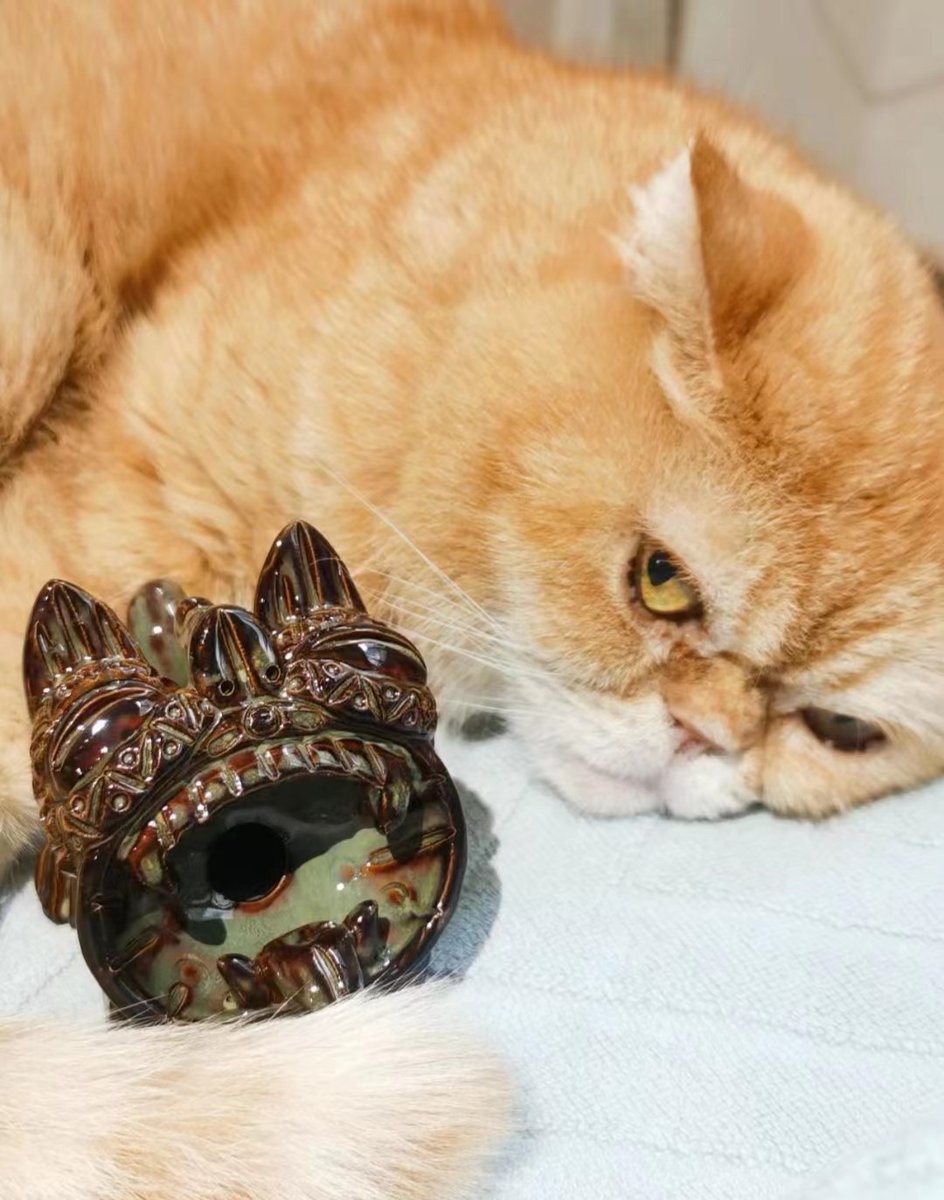 Tancy1591552314's tweet image. A little tile cat can be held in the palm of your hand, a little tile cat can be used as a tea pet~🤲
"🏠Sitting high on the roof of every house, 👀with round eyes and a big mouth,🐱 a cat is not like a cat, and🐯 a tiger is not like a tiger."
#tilecat #craft #dailylife #diy