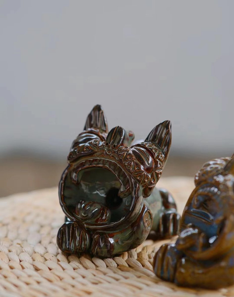 Tancy1591552314's tweet image. A little tile cat can be held in the palm of your hand, a little tile cat can be used as a tea pet~🤲
"🏠Sitting high on the roof of every house, 👀with round eyes and a big mouth,🐱 a cat is not like a cat, and🐯 a tiger is not like a tiger."
#tilecat #craft #dailylife #diy