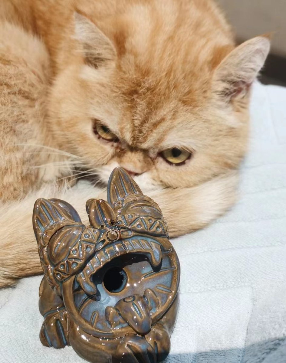 Tancy1591552314's tweet image. A little tile cat can be held in the palm of your hand, a little tile cat can be used as a tea pet~🤲
"🏠Sitting high on the roof of every house, 👀with round eyes and a big mouth,🐱 a cat is not like a cat, and🐯 a tiger is not like a tiger."
#tilecat #craft #dailylife #diy