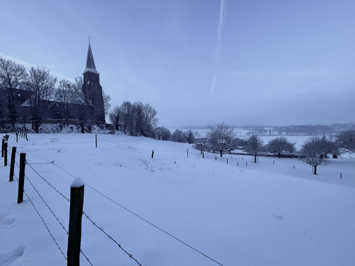 In Zuid-Limburg ligt een dik pak sneeuw, zoals hier in Vijlen, met ruim 20 centimeter #sneeuw!
