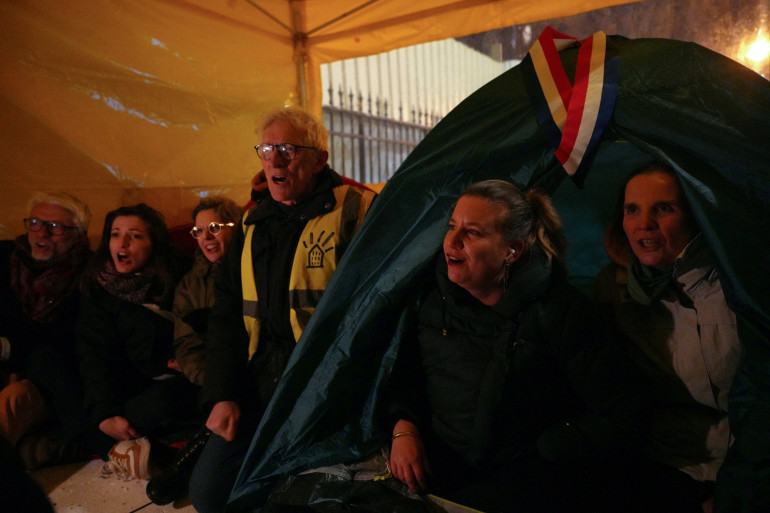 mormach's tweet photo. J'avais l'impression que SandrineRousseau et MathildePanot avaient vraiment passé une nuit dehors avec des sans-abris en partageant leur dénuement...
Mais j'apprends qu'une fois les journalistes partis, ces deux greluches ont terminé leur soirée dans une brasserie et qu' elles ont dormi bien au chaud chez elles...
C'est bien l'image de la NUPES : utliser hypocritement la misère pour avancer leurs turpitudes !!!
Cette mise en scène est clownesque !!