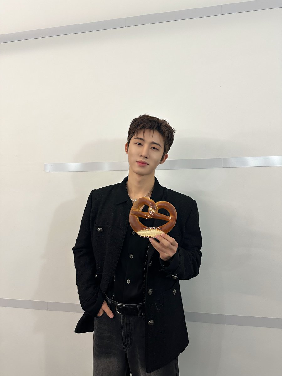 BI_131official's tweet photo. #bcut A great time in Berlin🇩🇪Thank you for spending time with me 🆔! See you soon!! 

즐거운 시간 보내게 해줘서 고마워요😊 오늘 공연도 기대해🔥 https://t.co/yf0mMrRKZj