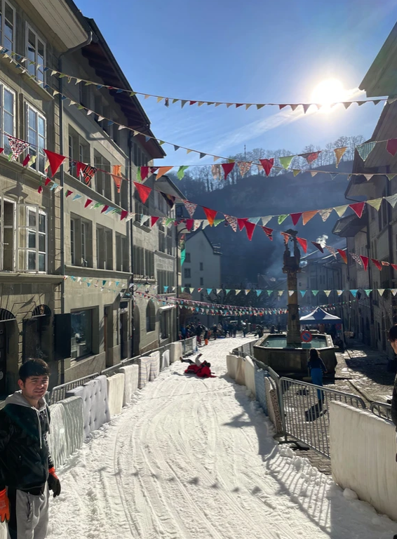 STCorpComm's tweet photo. Wo Autos für #Schlitten Platz machen🚗🚫🛷 19.-21. Januar in #Fribourg und 🛷27. Januar in #Romont @uft_ftv https://t.co/75xqY9Mu4d #ineedswitzerland 🇨🇭
📸©https://t.co/J8EGyiwIq1 https://t.co/4MCmcz7pCf