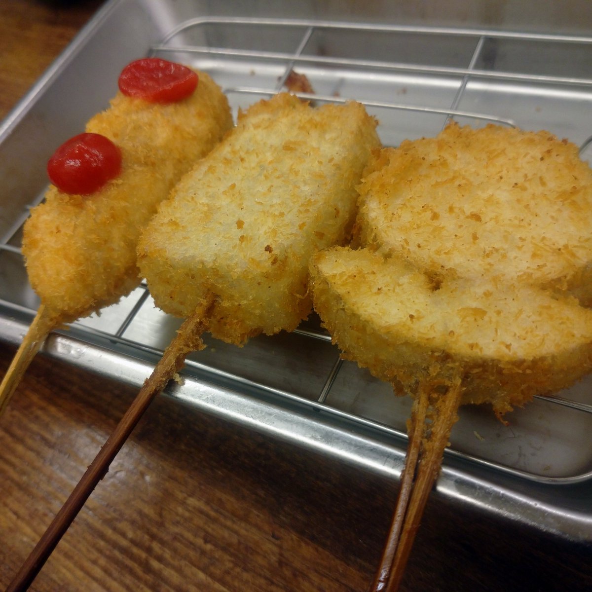 ztips15's tweet photo. なんばで串カツ食べてから
新世界のディープな立ち飲み！

満喫！
さらば大���～！ https://t.co/rKBNt5xLbN