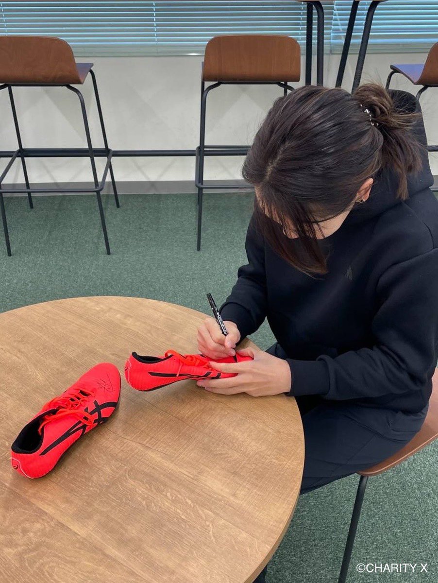 charity___x's tweet photo. 「【令和6年能登半島地震災害支援】福島千里氏現役最後の着用サイン入りスパイク」
チャリティーオークション！

福島千里氏が現役最後に着用したスパイクに直筆でサインしたものです✍️

是非、皆さんご参加ください！ https://t.co/E51zecEPzP