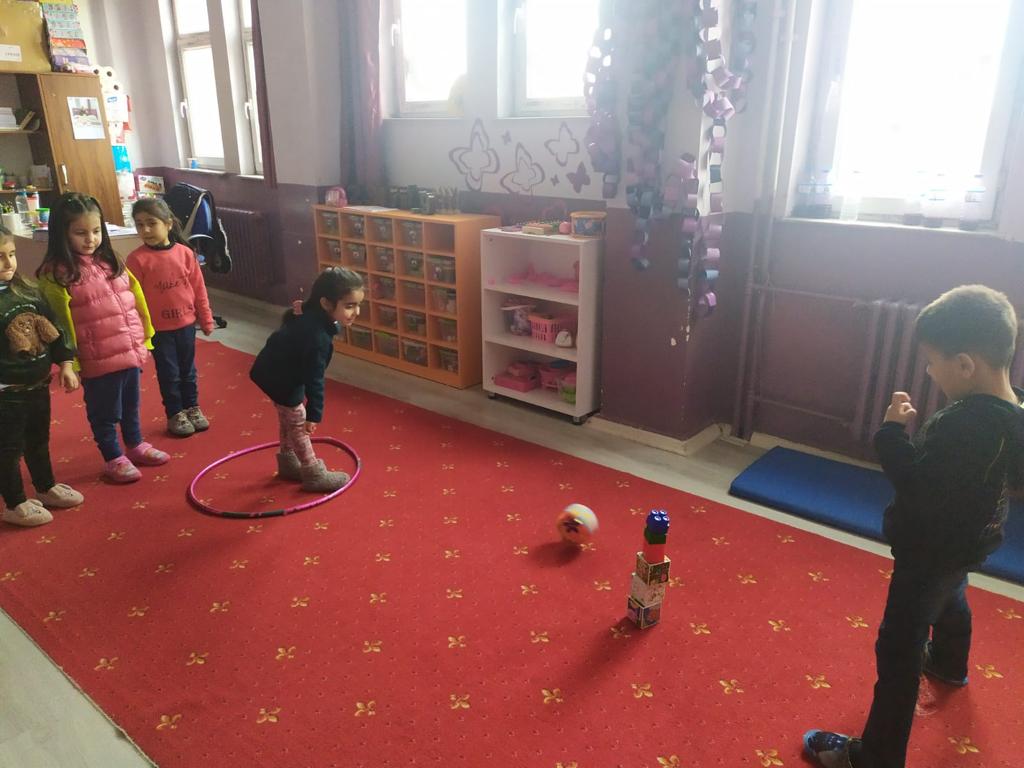 bal_golu's tweet photo. Dönem sonu faaliyet haftası etkinlikleri kapsamında Oyun Saati'nde anasınıfı öğrencilerimiz çeşitli oyunlar oynayarak eğlendiler.
@hasan_kokrek @Ahmetkaya0404 @UtkuKzlkya @EkremKzlkya @taslicaymem https://t.co/nbntYxchsH