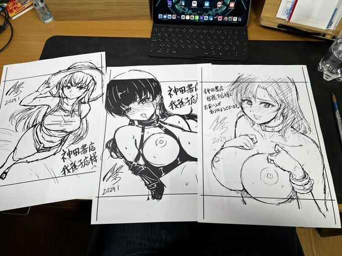 デジタルで作った下書き絵のプリント。
下書きを何度も書き直したりすると汚れるので、今回はあらかじめデジタルで下書きを作成した後、プリントアウトしたのもを転写してペン入れを施しました。
最後までどれを採用するか悩みました。 