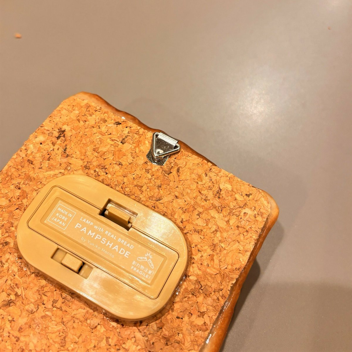 TOKYO3_'s tweet photo. リッチにおもいっきり食べたい角食（写真１枚目　���）と、ふんわり山型に焼き上がった山型食パン（写真１枚目　右）。どちらもおいしそうな焼きたての香りが漂ってきそうです🤤壁にかけることもできます！　#トーキョーみっつ #PAMPSHADE #ライト #ギフト https://t.co/dFRNXRfldy