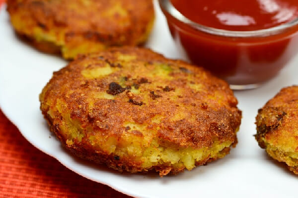 Aloo Tikki
#alootikki #indianfood #chaat #foodie #foodphotography #food #tikki #alootikkichaat  #streetfoodindia #aloo #golgappe #foodlover #indianstreetfood #yummy #delhistreetfood #BanyakYgBalikKe02 #あなたの令和適性度 #AEWDynamite #رفع_هشتاق_مضمون_0ち5ち #LakeShow #RHOBH