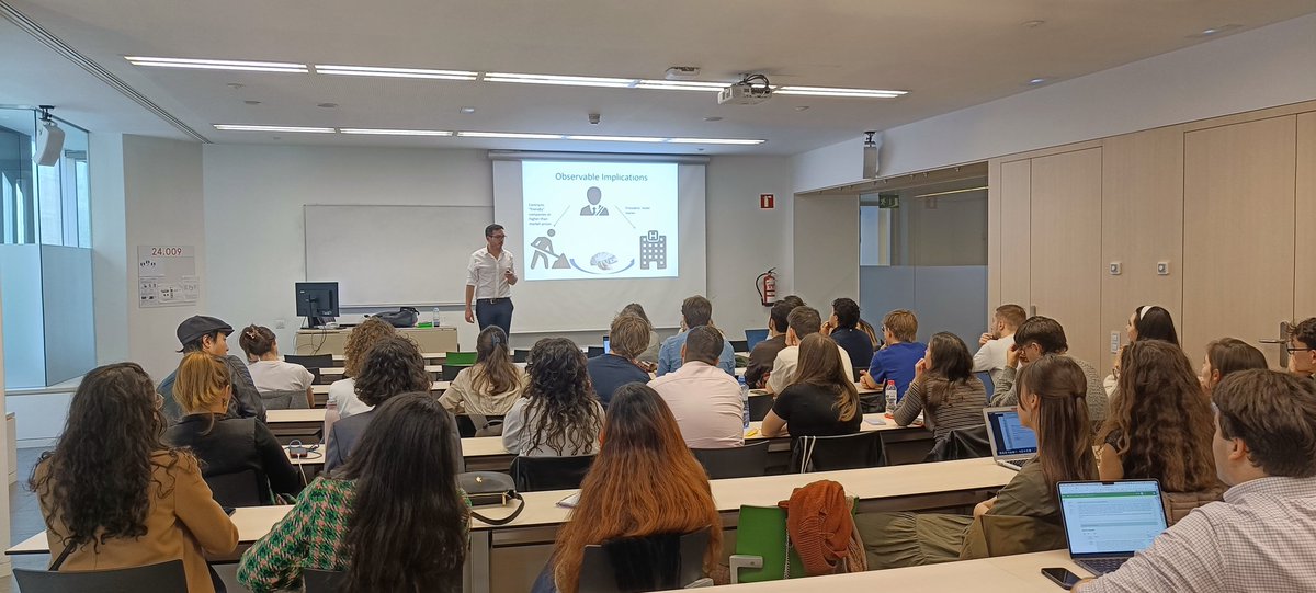 EPSmaster's tweet photo. 2nd yr students in the MA EPS programme being treated to a fantastic presentation on Process Tracing by Prof Gonzalez-Ocantos of Oxford University. https://t.co/Bp9rVETzeg