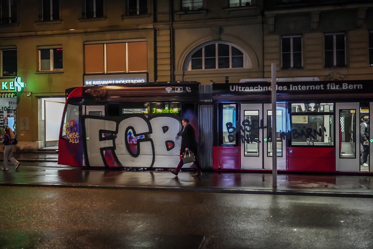 Wurde heute Morgen in Bern gesehen. 'Alli gege alli' sieht nicht gerade aus, als wollen die Fans friedlich gemeinsam protestieren... @RetoNause #rotblaulive